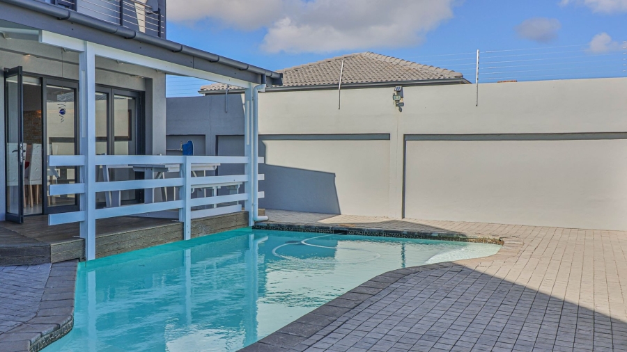 4 Bedroom Property for Sale in Perlemoenbaai Western Cape